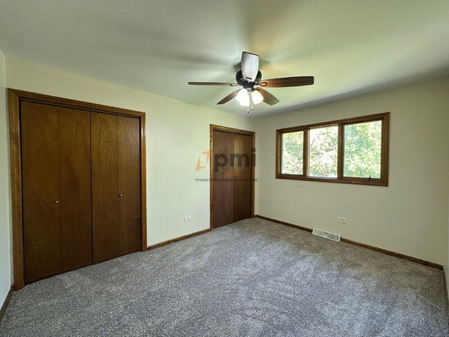 Building Photo - 334 Little John Dr