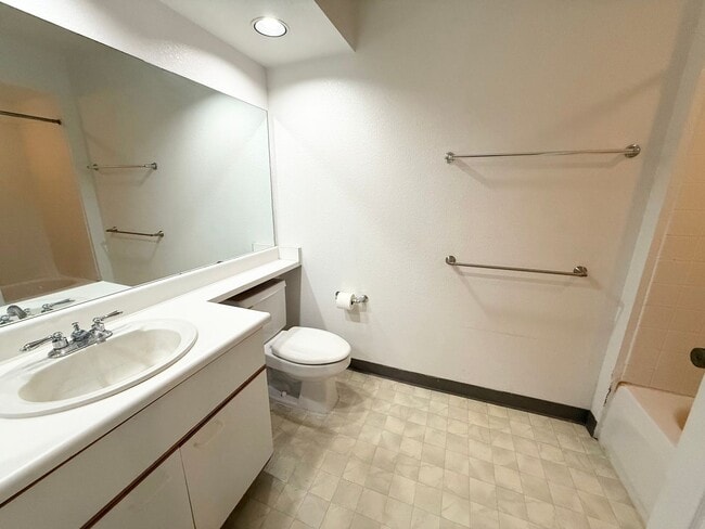 Building Photo - AVAILABLE NOW! 2 BD/ 2 BA Unit in Kukuilani Villas - Kapolei