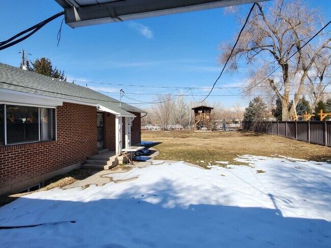 Building Photo - Spacious 5 Bd 2.5 Bath Home in Millcreek