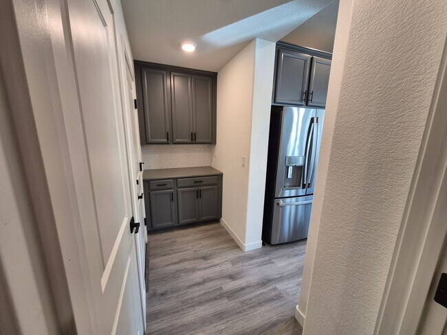 Building Photo - Gorgeous 4 Bedroom 3.5 bath with loft