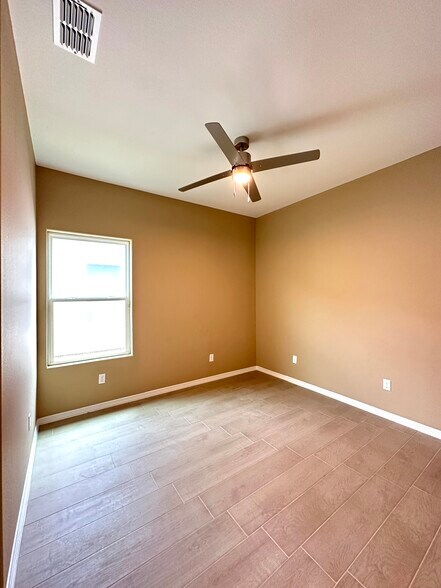 Building Photo - 2915 W Sandlewood St