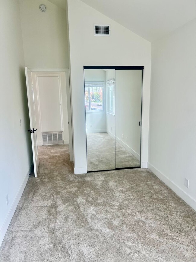 Building Photo - 202 18th St