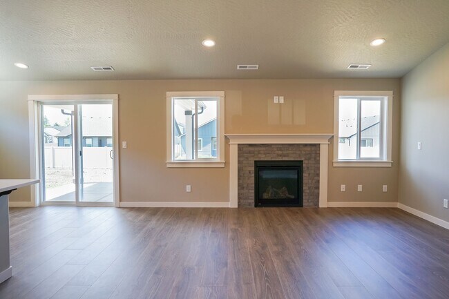 Building Photo - 3 Bedroom, 2 Bath Home  Built in 2022 - Po...