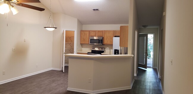 Building Photo - $1550 -3/2/1 - Fresh Everything - Move In ...