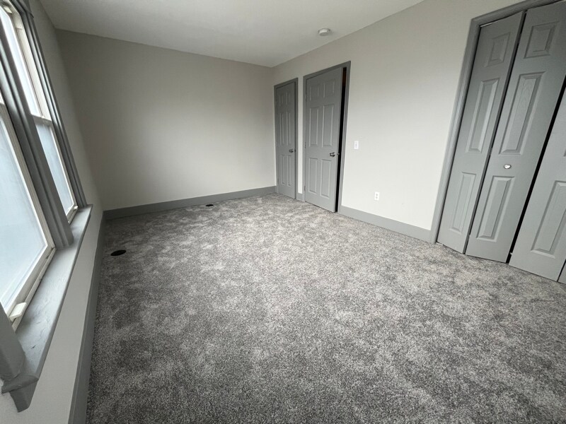 Building Photo - 284 W Maple St