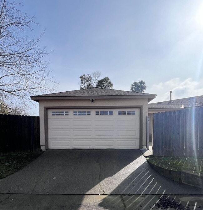 Building Photo - NICE UPDATED HOME IN SACRAMENTO!!