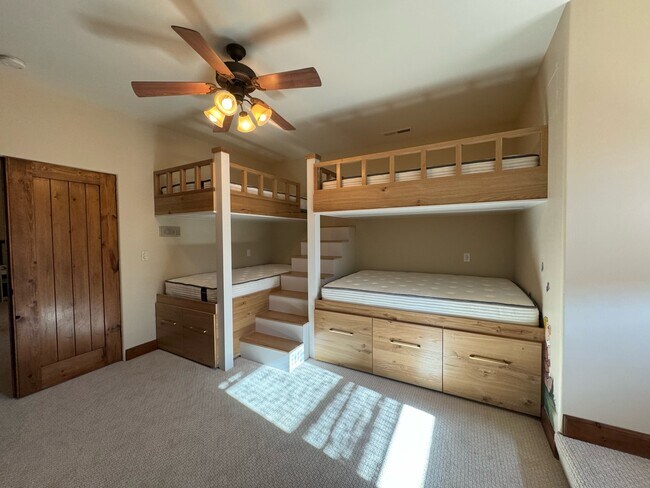 Building Photo - 340 Le Grande Cir