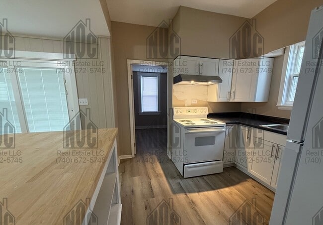 Building Photo - 148 1/2-148 1/2 E Allen St