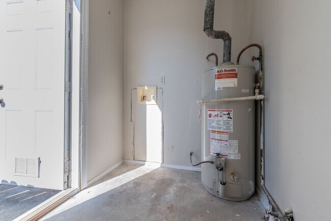 Building Photo - Updated 2 Bed/1 Bath Duplex Available for Rent Now!