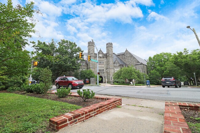 Building Photo - 609 S High St