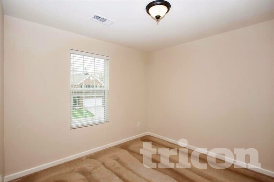 Building Photo - 2037 Silverton Cir