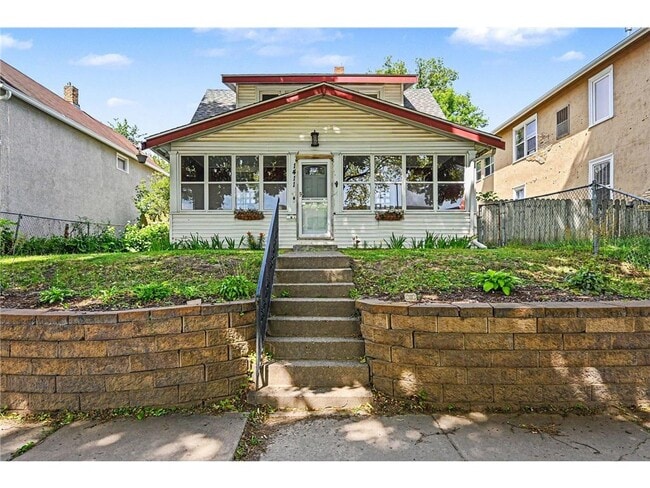 Building Photo - 1411 Knox Ave N