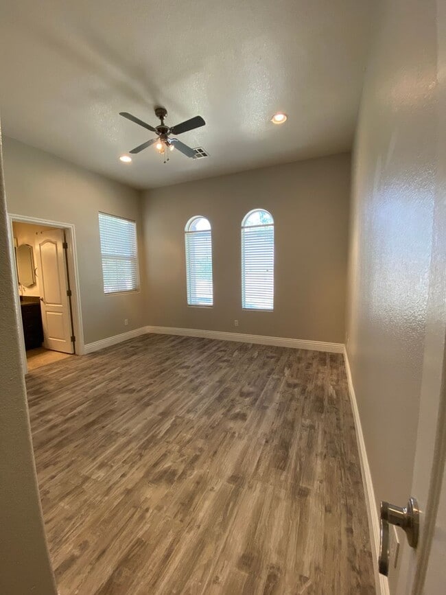 Building Photo - CALVADA VALLEY U.1 - Oakleaf Avenue