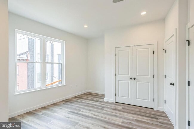 Building Photo - 1526 W Seybert St