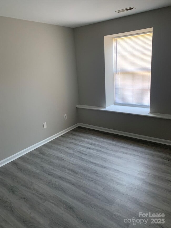 Building Photo - 1630 Arlyn Cir