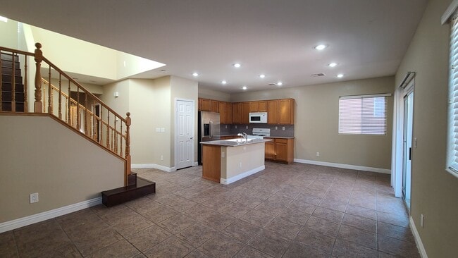 Building Photo - 3 Bedroom home located near Mountains Edge.