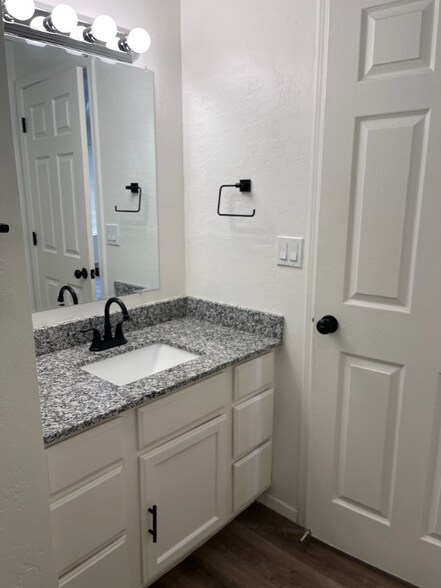 Building Photo - 515 E 6th St