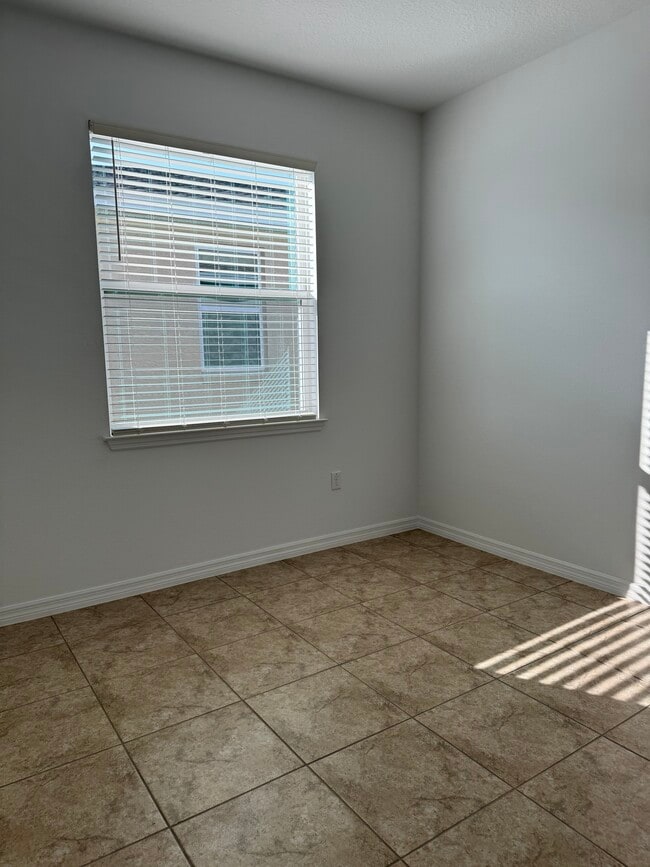 Building Photo - 5670 SW 77th Ave