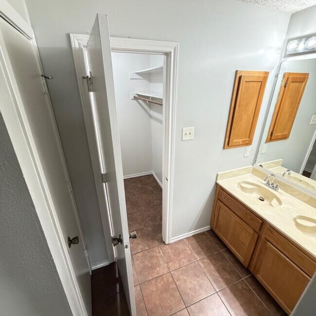 Building Photo - 5319 Waterford Dr