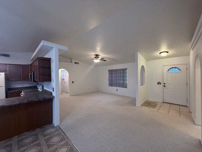 Building Photo - 3 Bedroom 2 Bathroom Home