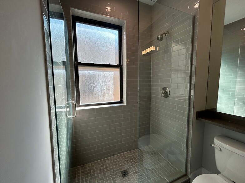 Building Photo - 1000 Crain St