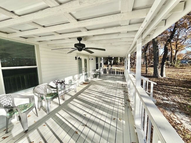 Building Photo - Beautifully Remodeled 3 Bedroom, 2 Bathroo...