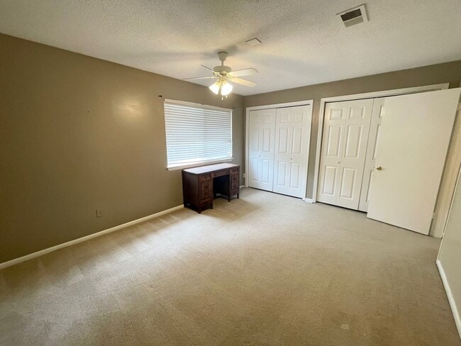 Building Photo - Shandon Gardens Unit #12
