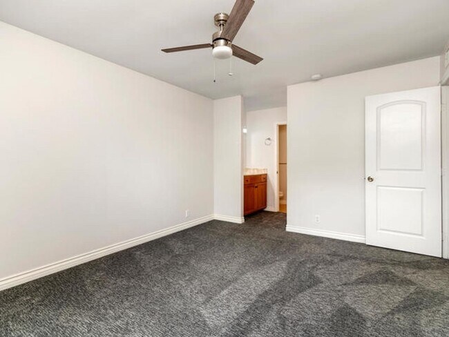 Building Photo - Beautiful Upper Level Condominium Home