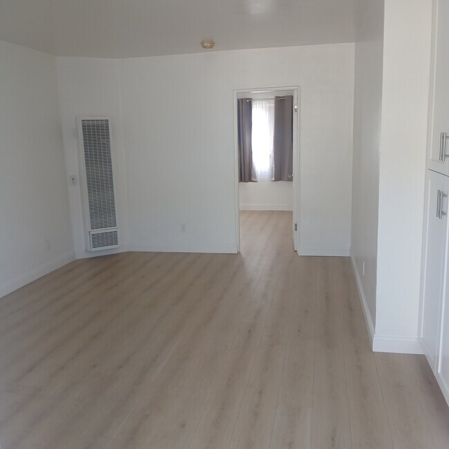 Building Photo - 434 S Del Mar Ave