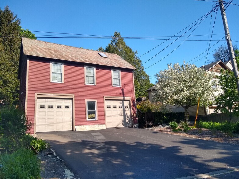 Rare opportunity in downtown! Standalone carriage house, garage parking for 1 car, outdoor space ++ - 156 Henry St