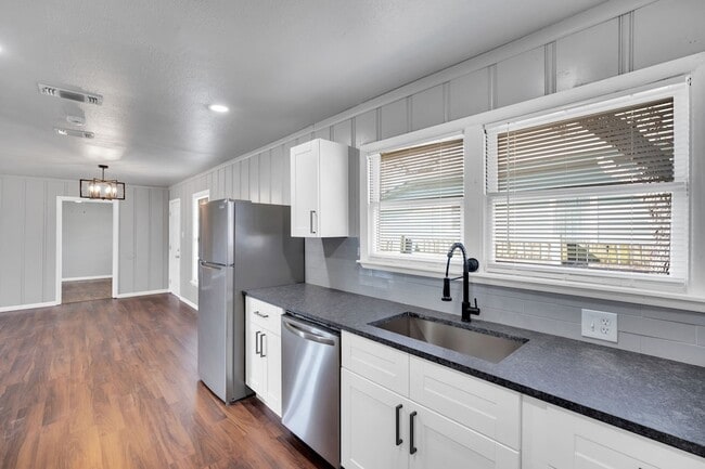 Building Photo - 413 Shaw St