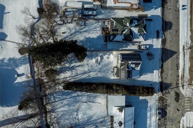 Building Photo - 122 Oak St