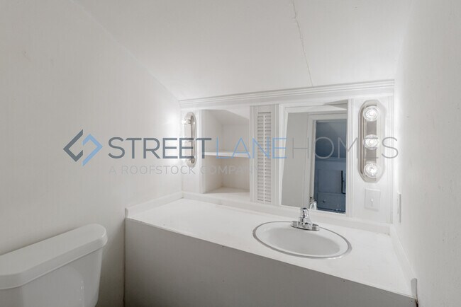 Building Photo - NOW OFFERING $250 OFF FIRST FULL MONTH IF ...