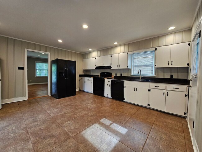 Building Photo - 303 Brandywine Rd