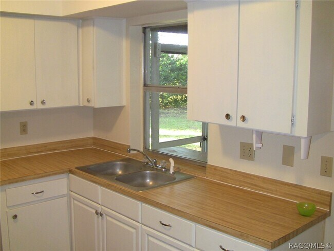 Building Photo - 9081 N Golfview Dr