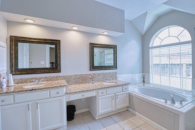 Building Photo - 2123 Meadow Park Cir