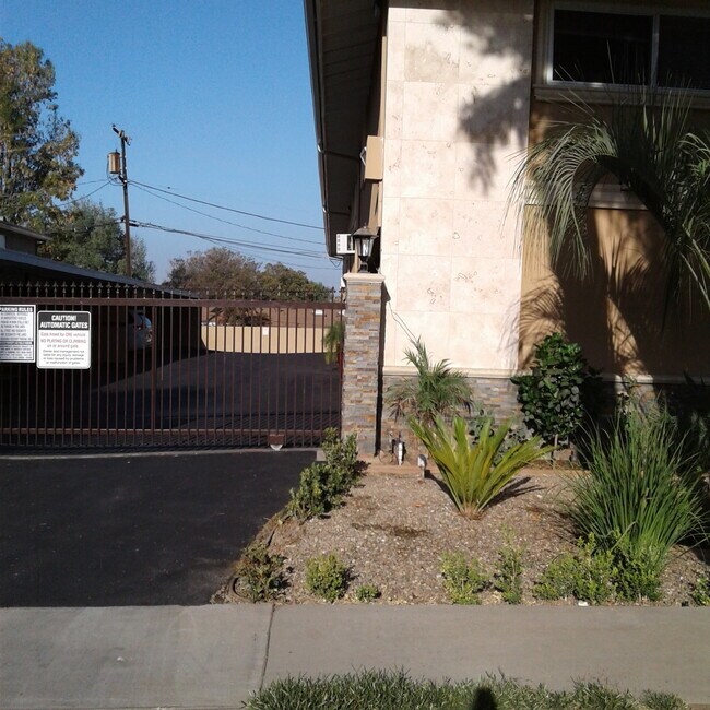 Building Photo - 1001 Pine Ave