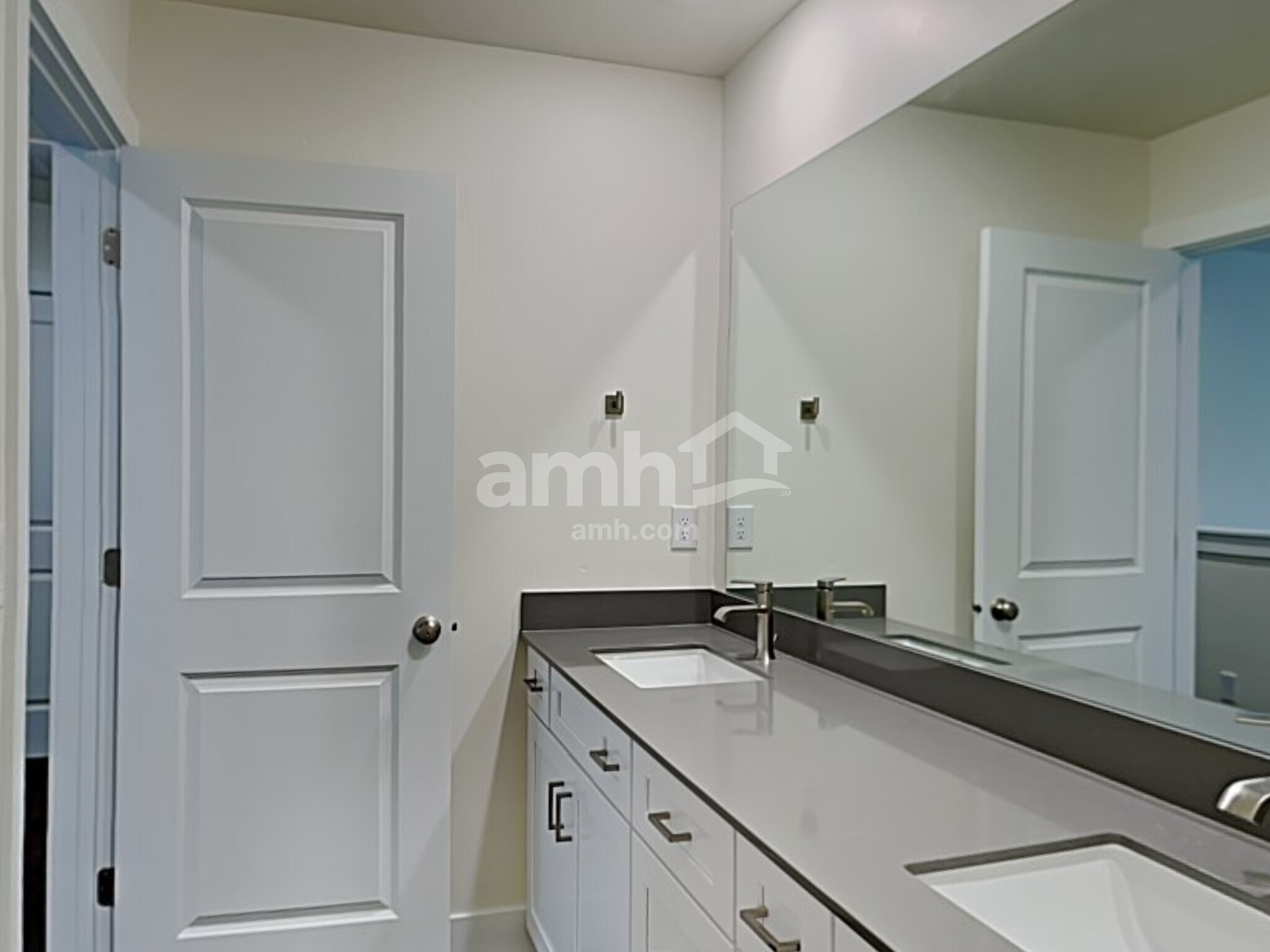 Building Photo - 701 S Rocker Ave