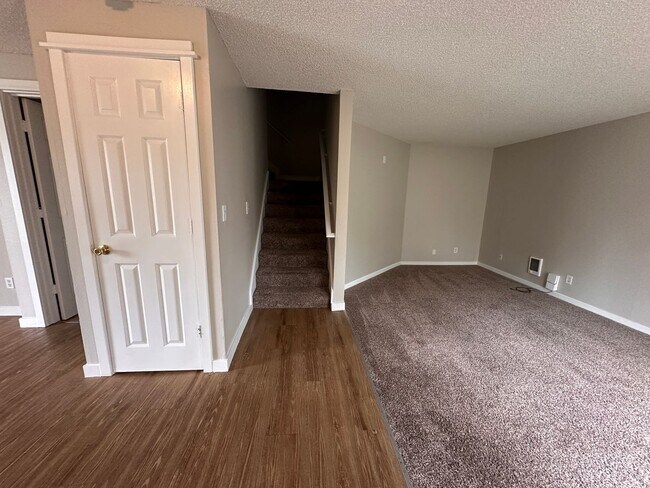 Building Photo - 912-916 NE Hacienda Ct