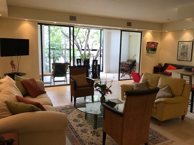Living - 4999 Kahala Ave