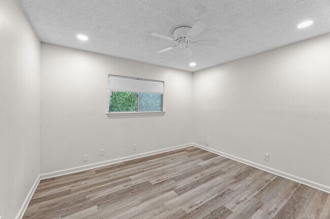 Building Photo - Tastefully Updated 3 bedroom 2 bath Duplex Northeast San Antonio