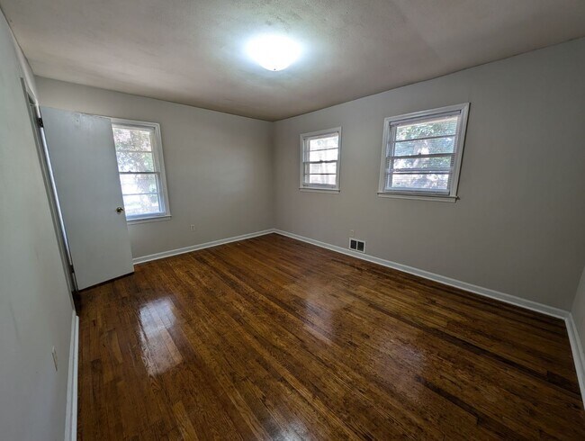 Building Photo - 170 Forest Rd