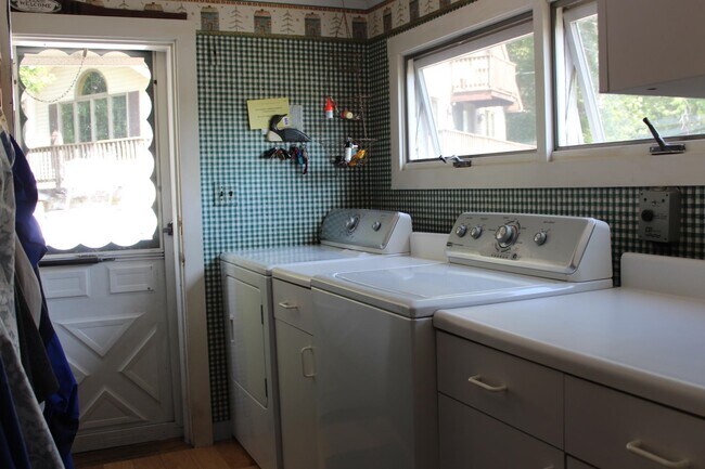 Building Photo - 318 Paradise Dr