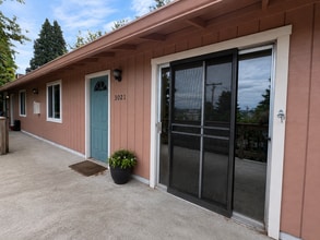 Building Photo - 3021 SE 6th Ave