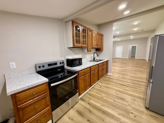 Building Photo - 1025 N 6th St