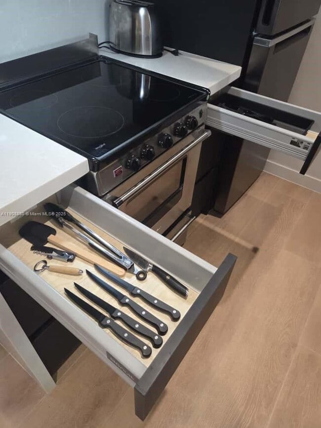 Building Photo - 10824 N Kendall Dr