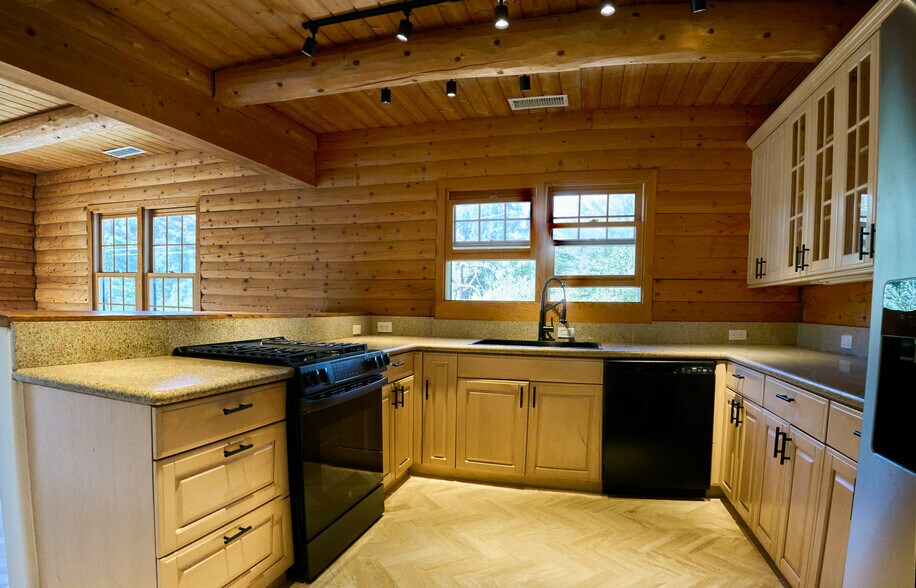 Kitchen - 373 Loftyhill Dr