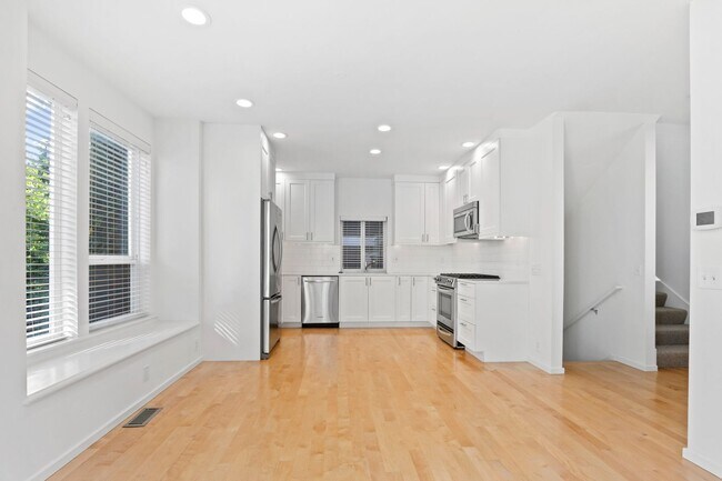 Building Photo - 3Bd/3Ba Seattle Townhome