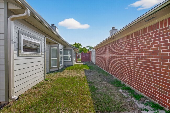 Building Photo - 6619 Misty Dale Dr