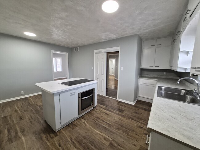 Building Photo - 2703 Kristen Dr E